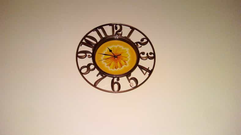 בחדר חשוך בלילה עם פלאש (הקיר המקורי לא בצבע לבן)