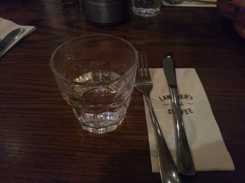 בתאורת מסעדה חשוכה